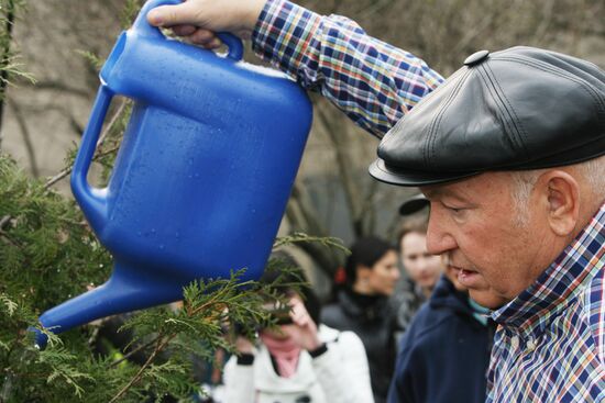 Yury Luzhkov plants trees on volunteer city clean-up day