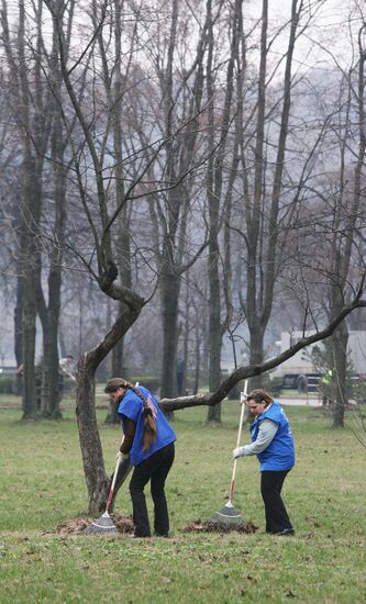 Volunteer city clean-up and landscaping day in Moscow