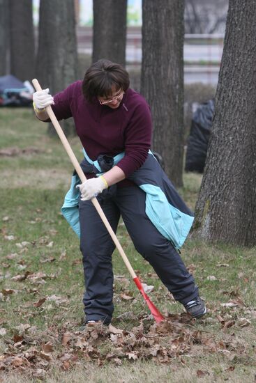 Volunteers clean up streets of Moscow