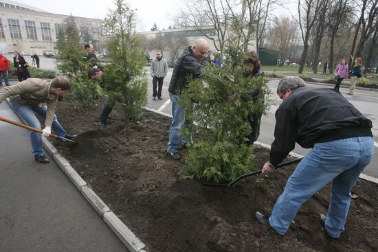 Volunteer city clean-up and landscaping day in Moscow