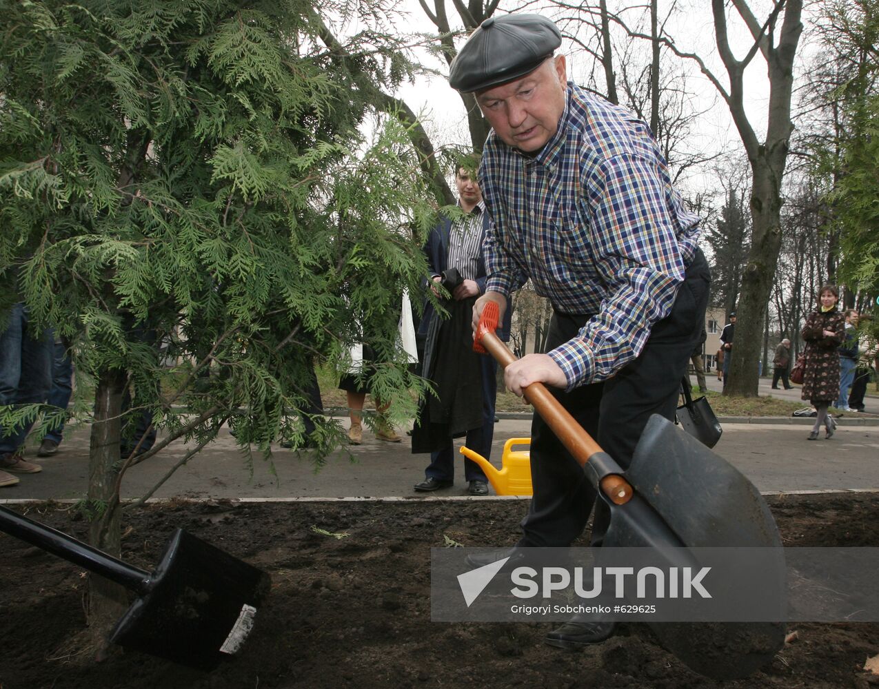 Yury Luzhkov plants trees on volunteer city clean-up day