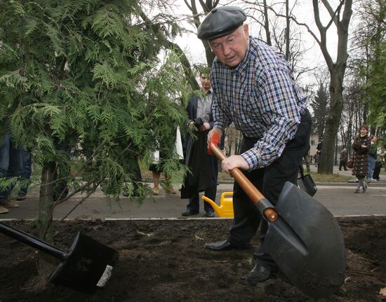 Yury Luzhkov plants trees on volunteer city clean-up day