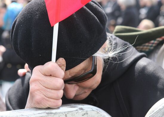Paying last respects to victims of Smolensk plane crash