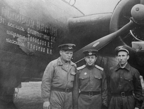 Red Air Force bomber crew