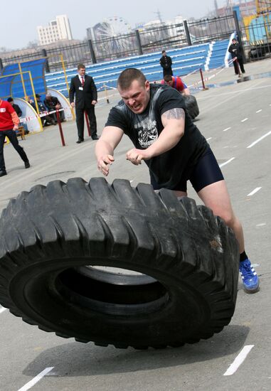 All-around weight-lifting events held in Vladivostok