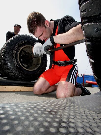 All-around weight-lifting events held in Vladivostok