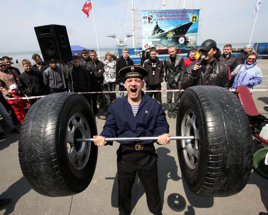 All-around weight-lifting events held in Vladivostok