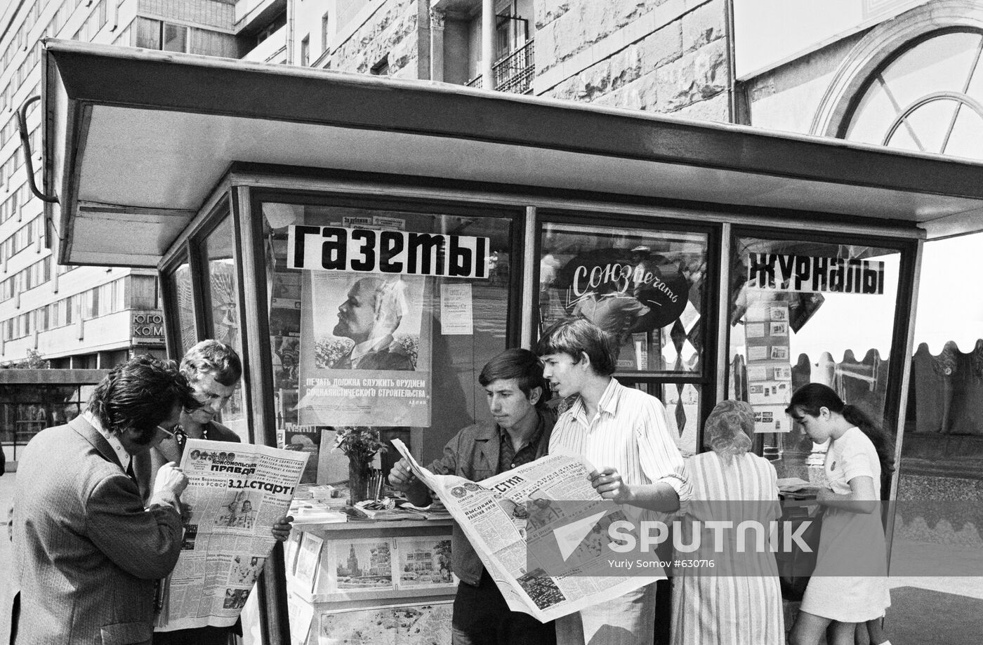 Muscovites at newsstand