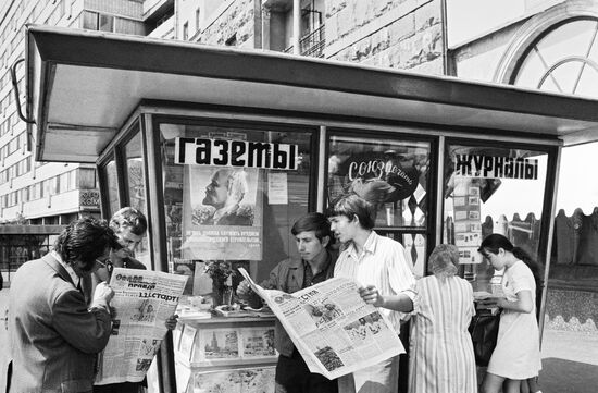 Muscovites at newsstand