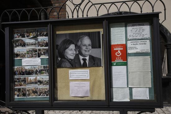 Portrait of Leck and Maria Kaczynski on a street of Krakow