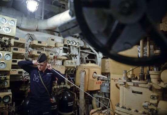 Nuclear-powered cruiser "Peter the Great" continues its voyage