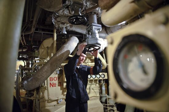 Nuclear-powered cruiser "Peter the Great" continues its voyage