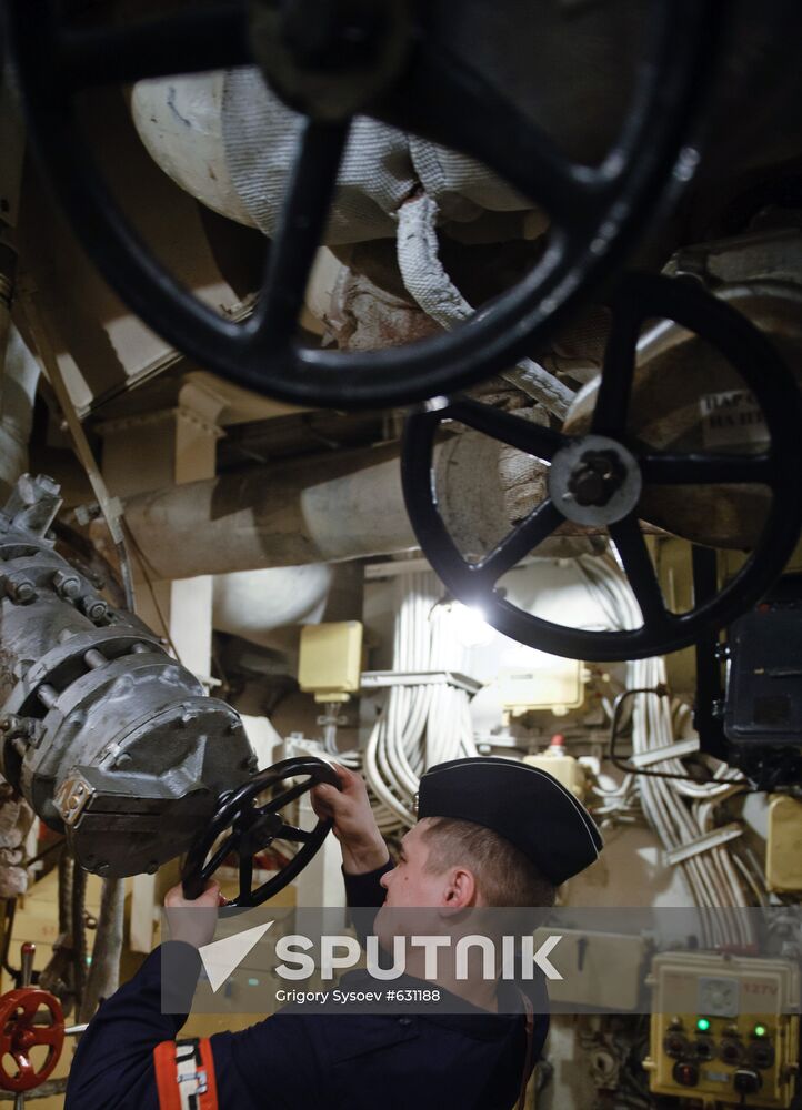 Nuclear-powered cruiser "Peter the Great" continues its voyage