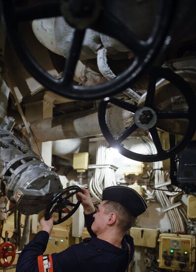 Nuclear-powered cruiser "Peter the Great" continues its voyage