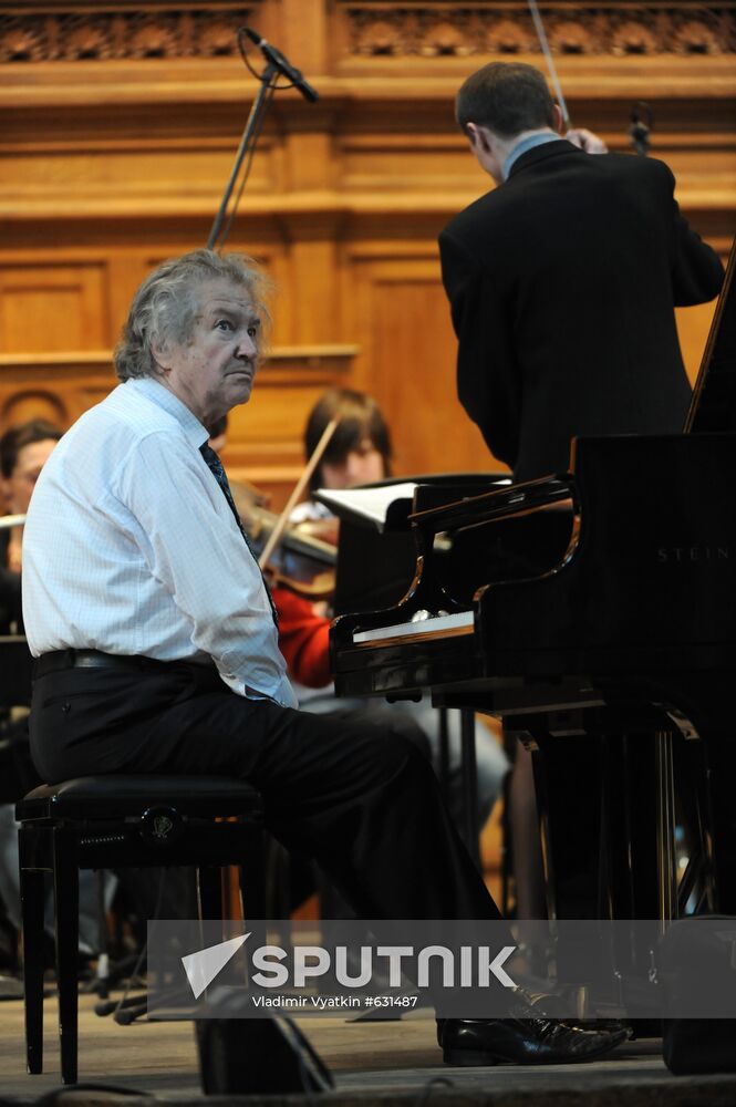 Rehearsal of pianist Mikhail Voskresensky