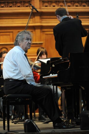 Rehearsal of pianist Mikhail Voskresensky