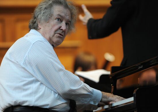 Rehearsal of pianist Mikhail Voskresensky