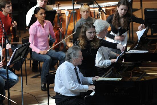 Rehearsal of pianist Mikhail Voskresensky