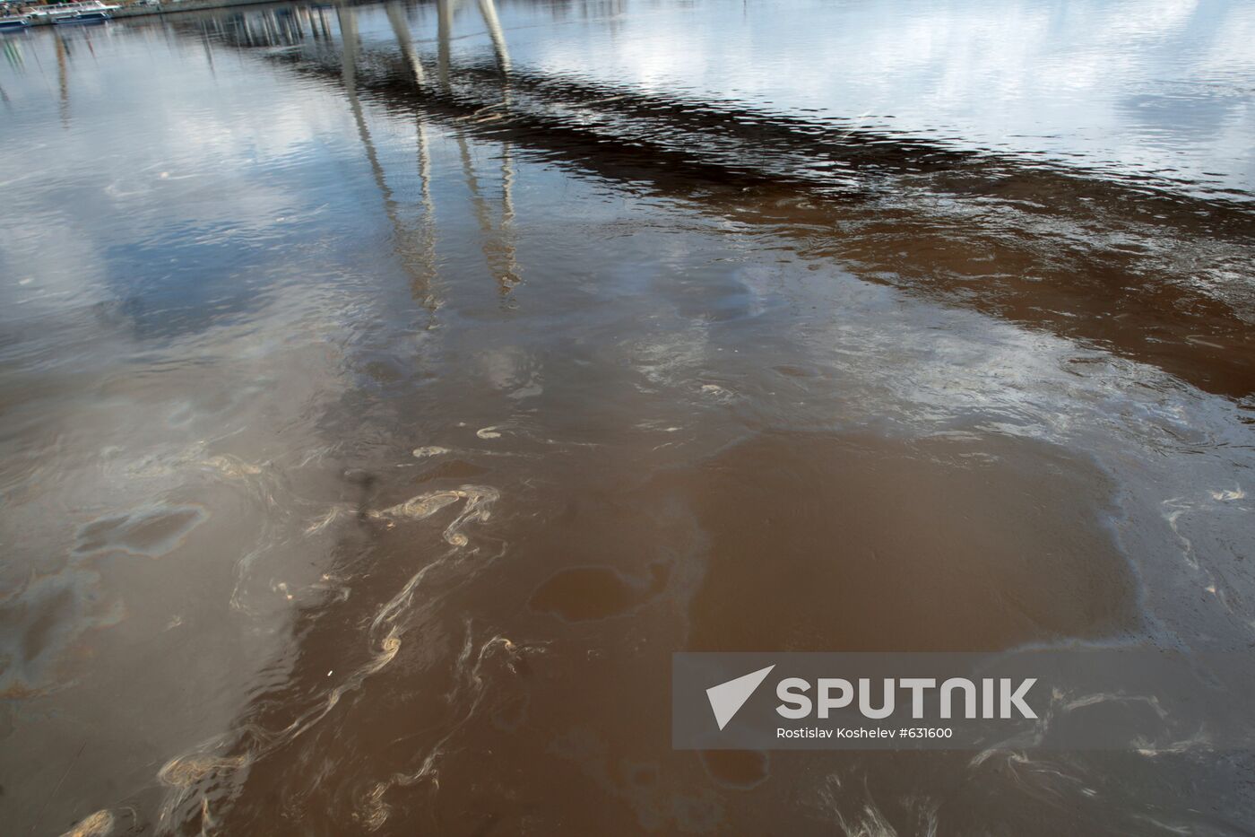 Oil spot moves along the Neva in St.Petersburg