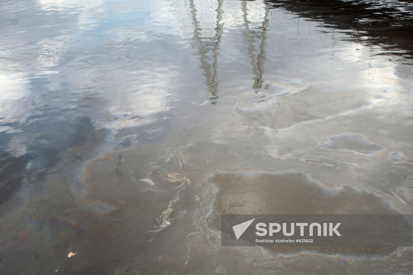 Oil spot moves along the Neva in St.Petersburg