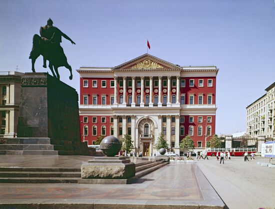 Monument to Yury Dolgoruky and Mossovet Building