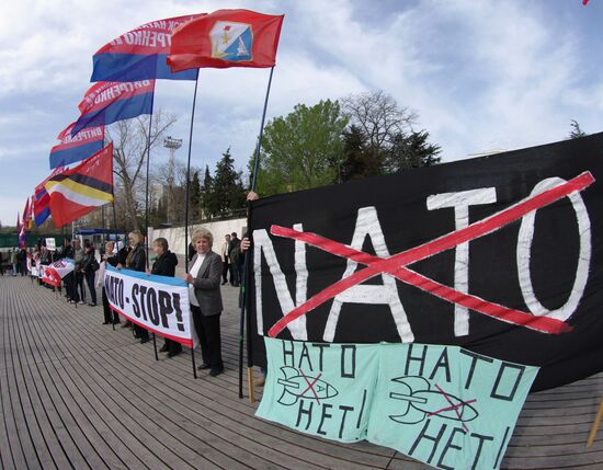 Sevastopol residents hold rally against American frigate