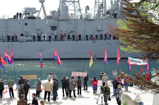 Sevastopol residents hold rally against American frigate