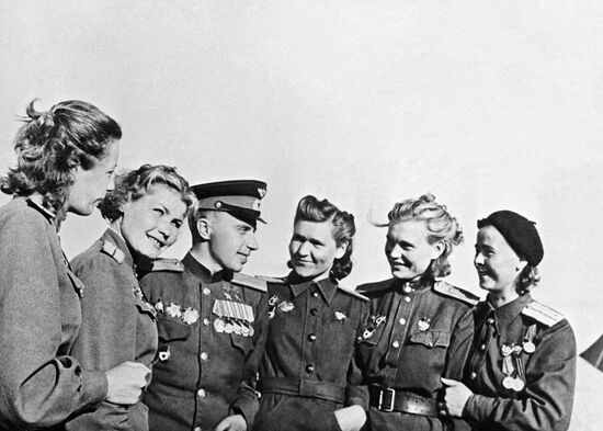 Bomber force women pilots and Guard major Leonid Beda.