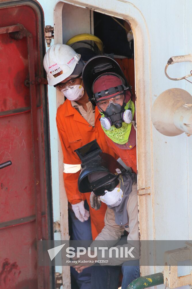 S-Master pipelayer crew