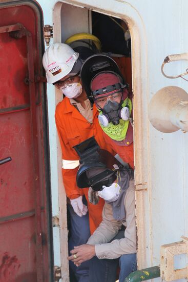 S-Master pipelayer crew