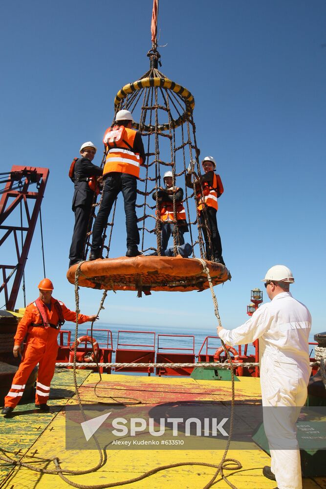 Transporting people to S-Master pipelayer