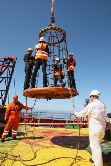 Transporting people to S-Master pipelayer