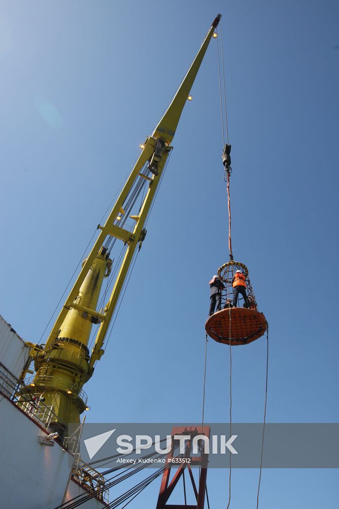 Shipping people to S-Master pipelayer