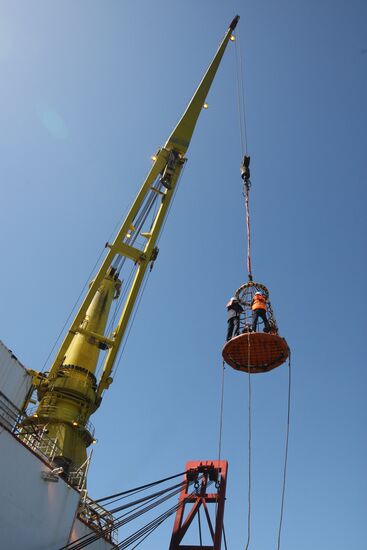 Shipping people to S-Master pipelayer