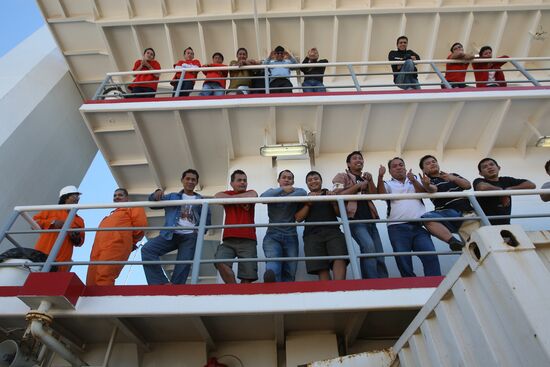 S-Master pipelayer crew