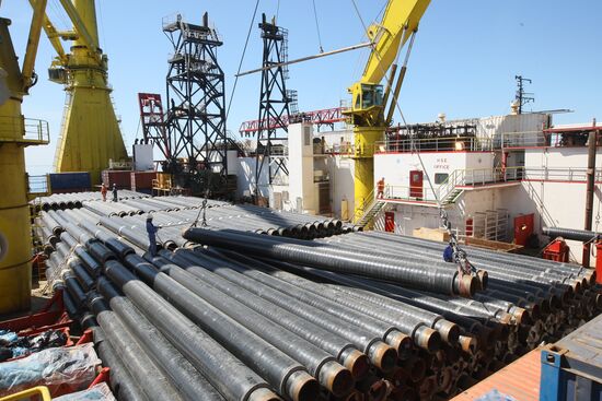 Pipes on S-Master pipelayer deck