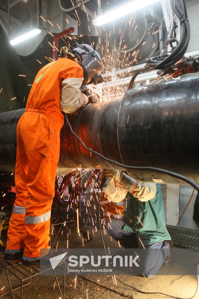 Pipe welding on S-Master pipelayer deck