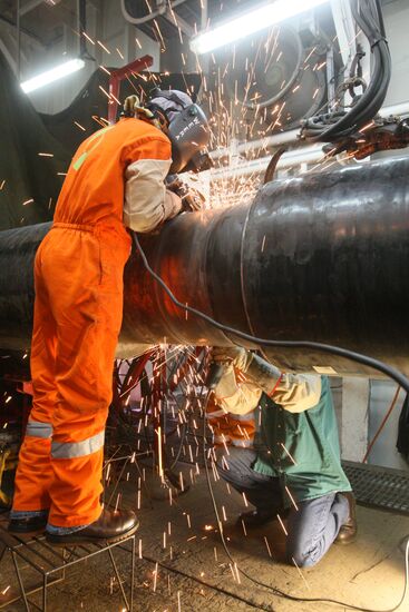 Pipe welding on S-Master pipelayer deck