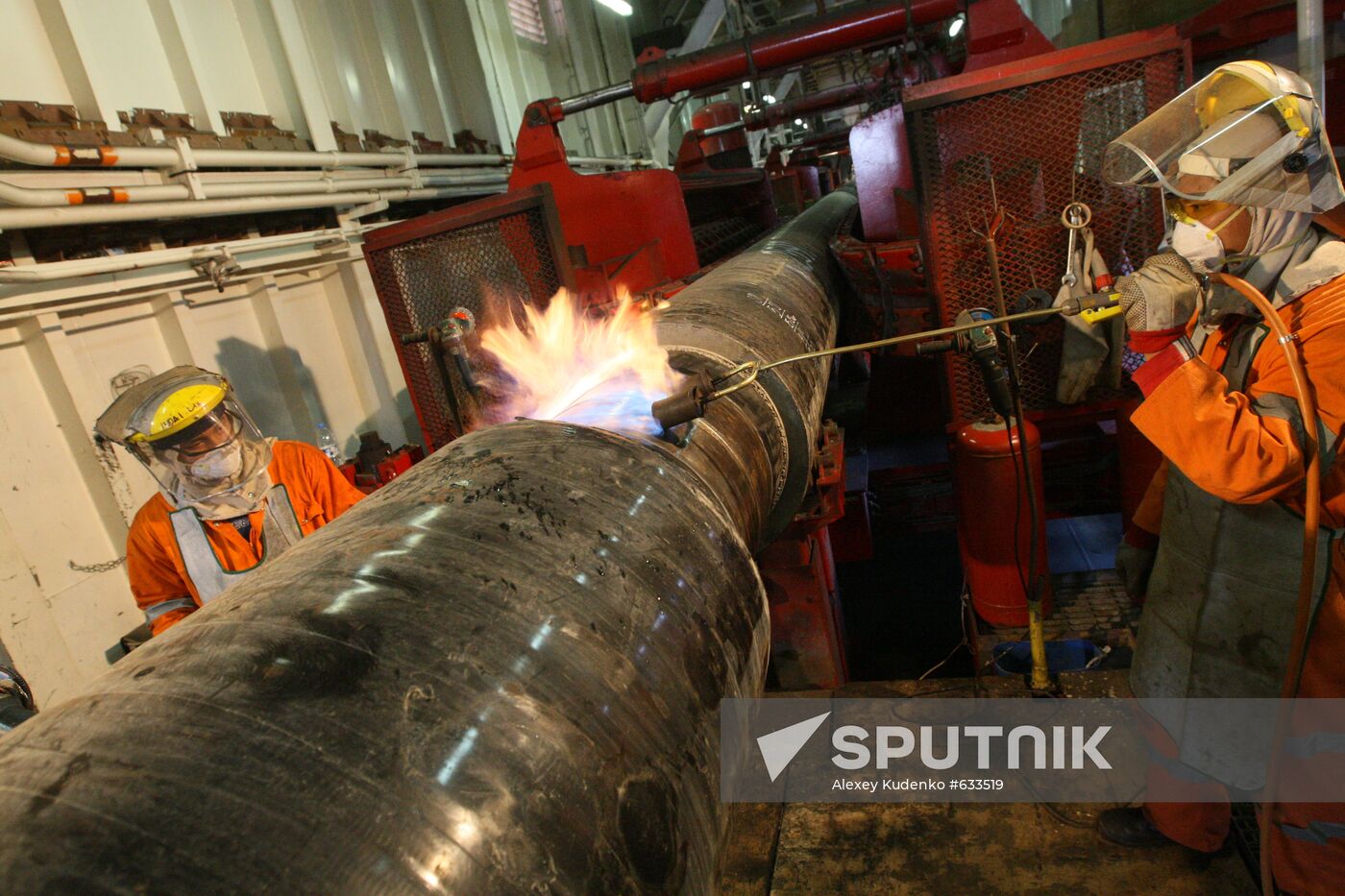 Pipe welding on S-Master pipelayer deck