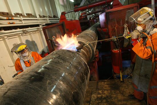 Pipe welding on S-Master pipelayer deck