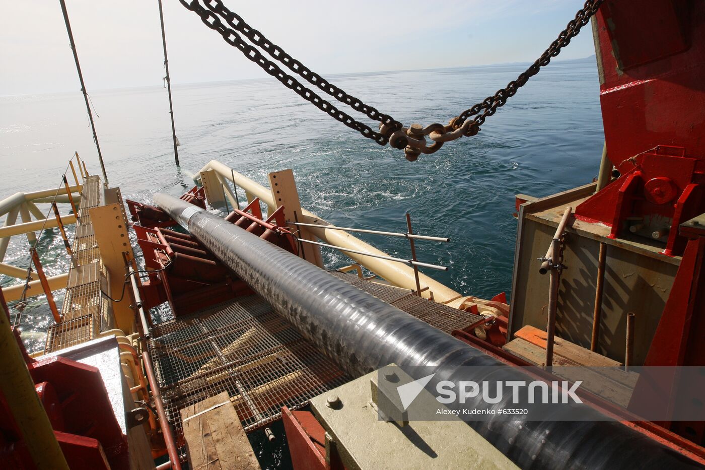 Handling gas pipes on the bottom of the Black Sea