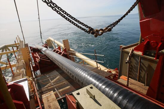 Handling gas pipes on the bottom of the Black Sea