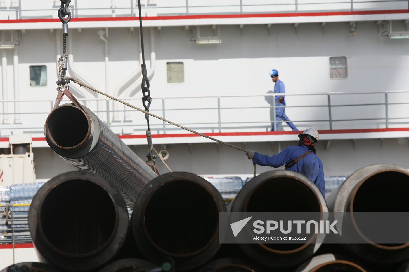 Placing gas pipes on S-Master pipelayer deck