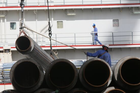 Placing gas pipes on S-Master pipelayer deck