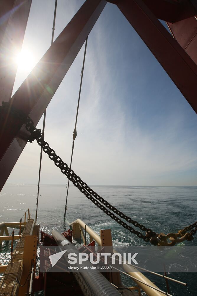 Laying gas pipeline on sea bottom