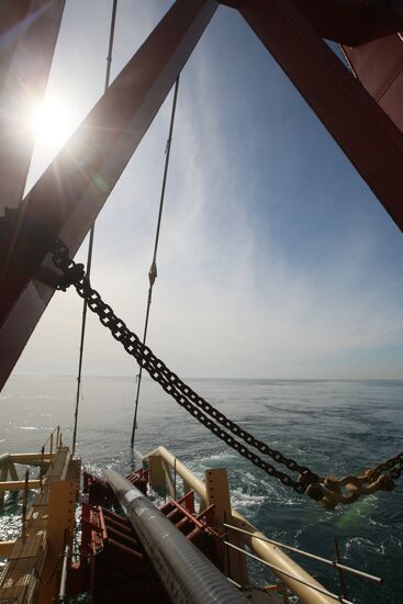 Laying gas pipeline on sea bottom