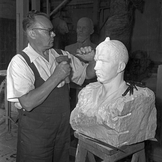 Sculptor Nikolai Tomsky