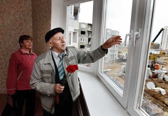 World War II veterans receive keys to new flats