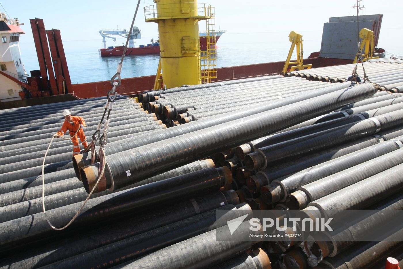 Placing gas pipes on S-Master deck