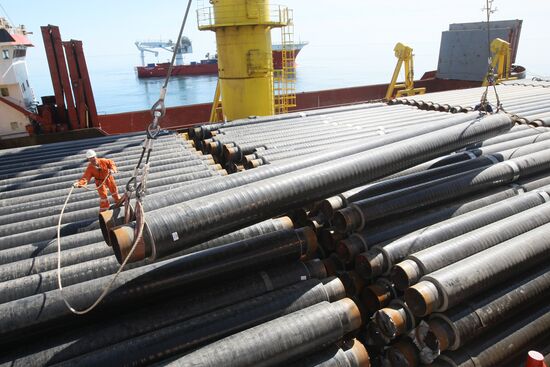 Placing gas pipes on S-Master deck